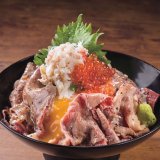北海道生まれ和食処とんでんにて『丼祭』が2024年1月11日(木)より開催！お肉と海鮮を一度に堪能できる「黒毛和牛・本ズワイガニ丼」が新登場