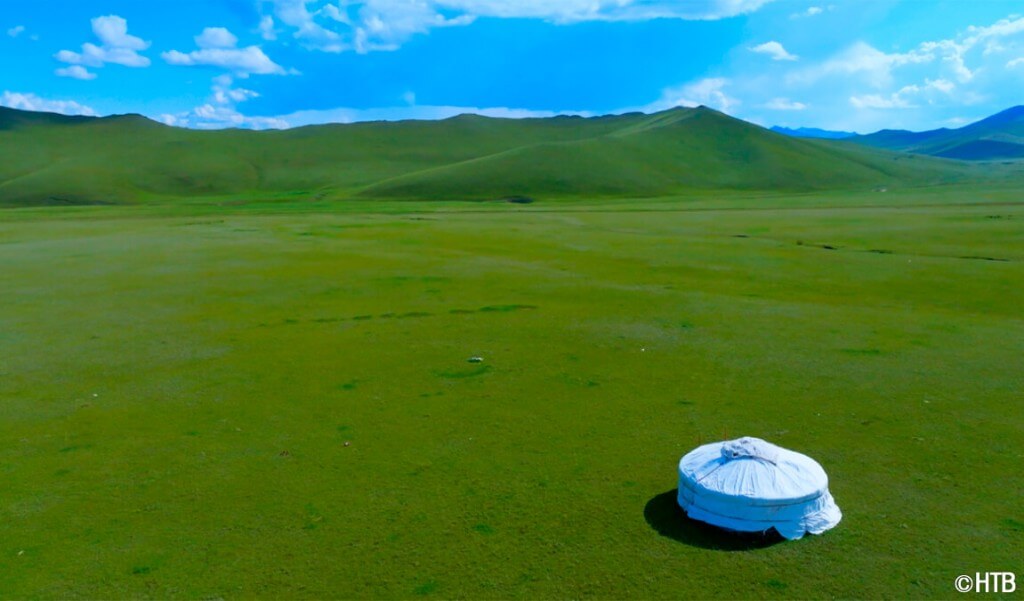 雄大な大草原のイメージがあるモンゴルでも、砂漠化や大気汚染が深刻な問題となっている(C)HTB