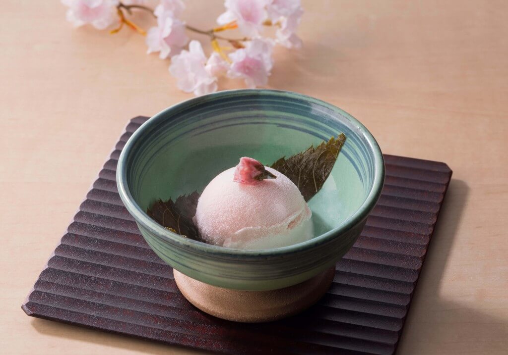 北海道生まれ「和食処とんでん」の『桜みるくアイス』