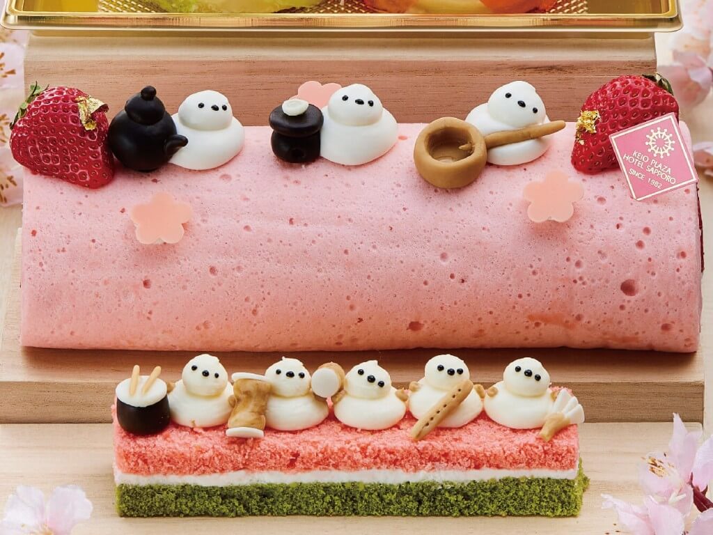 京王プラザホテル札幌の『雛えなが』-三人官女のロールケーキと五人囃子のプチケーキ