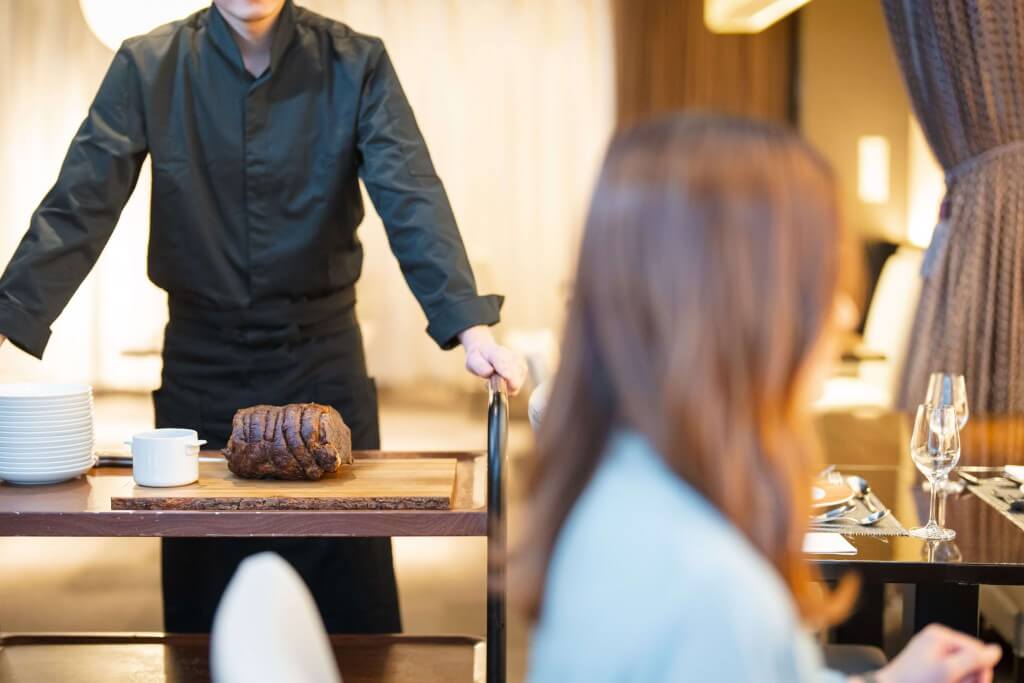 クロスホテル札幌-シェフやコックがテーブルまでお持ちするワゴンサービス