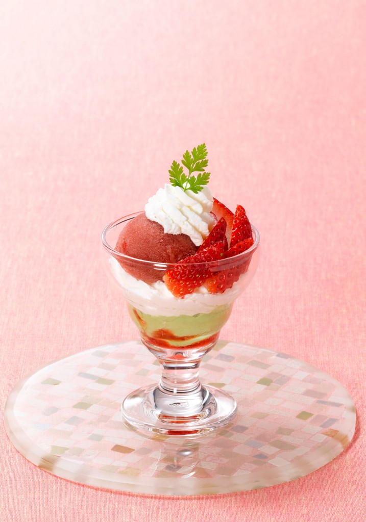 ロイヤルホストの『苺～Sweet Strawberry 2nd season～』-プチストロベリーパフェ～ピスタチオ～