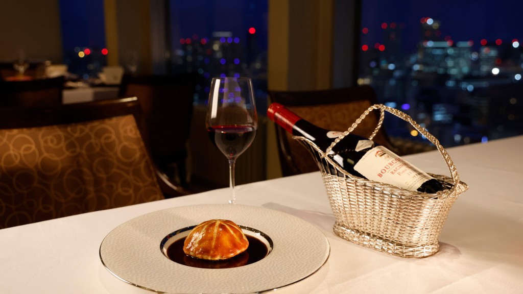 札幌プリンスホテルの『絶景と絶品はプリンスにある。～5つのレストランで夜景と食巡り～』-オマール海老と鮑のパイ包み焼き トリュフソース