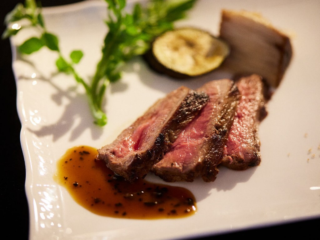 京王プラザホテル札幌の『ゴールデンウィークランチブッフェ』-ステーキは特製ソースと合わせて提供