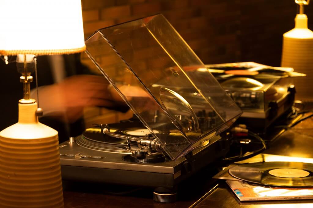 ニューオータニイン札幌のバー「オークルーム」-『夜のレコード喫茶「Ｏａｋ Ｒｏｏｍ」』DJ/レコード提供