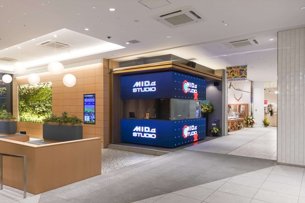 「COCONO SUSUKINO」にオープンした全国初共創型オープンラジオスタジオ「MID.α STUDIO」