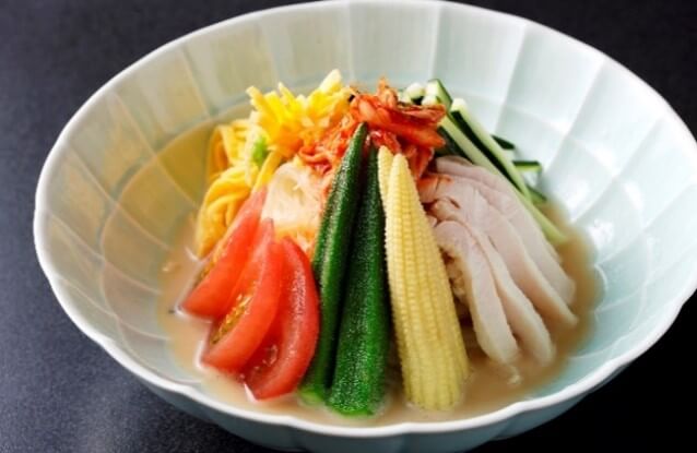 なだ万の『蒸し鶏と夏野菜冷麺』