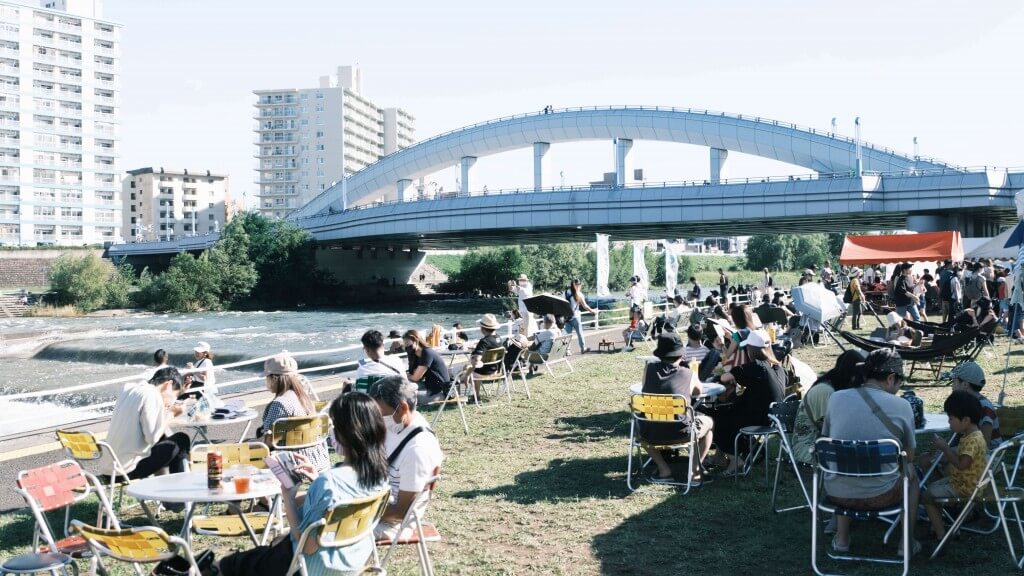 札幌発祥の文化『川見』-川の流れやせせらぎを楽しみながら夏の特別なひと時を楽しむ様子