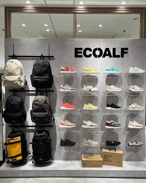 ECOALF(エコアルフ) 札幌三越-店舗前方にてスニーカー・雑貨を訴求