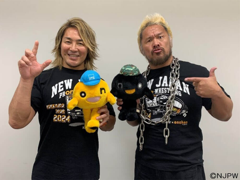 新日本プロレスの棚橋弘至選手兼社長(左)と真壁刀義選手(C)NJPW