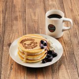 タリーズコーヒー札幌HTB創世スクエア店の限定メニューが『onちゃんの米粉パンケーキ レアチーズクリーム＆ブルーベリー』として9月20日(金)より新発売！