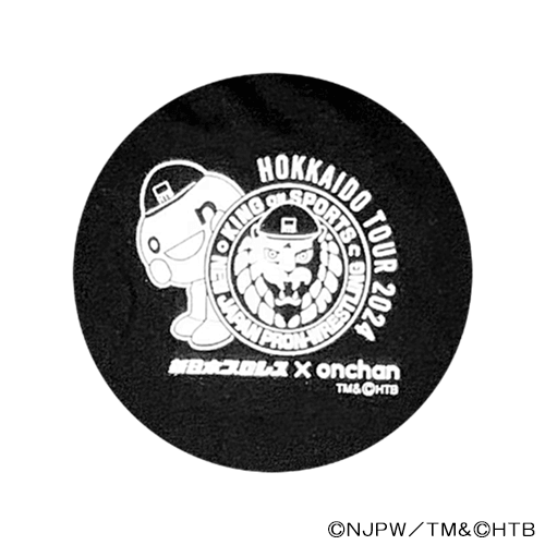 ＜Ｔシャツうらロゴ拡大＞ (C)NJPW／TM&(C)HTB