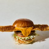 miredoにもある「J.S. BURGERS CAFE」から駄菓子のビックカツをBIGサイズにした『ビックカツバーガー』が発売！