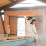 定山渓温泉にある新足湯施設『四季のせせらぎ 二見の足湯』！木々に囲まれた小高い丘から、四季折々の豊かなロケーションを満喫することができる