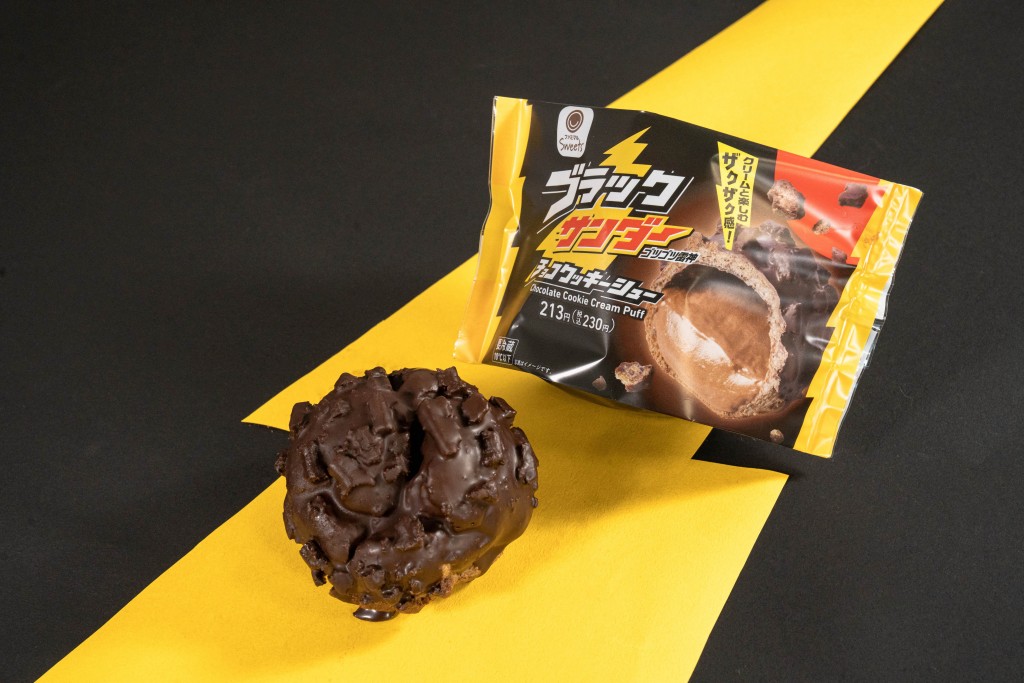 ファミリーマートの『ブラックサンダーチョコクッキーシュー』