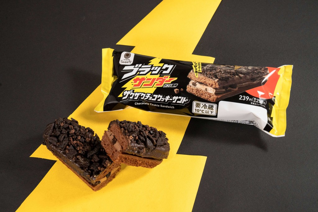 ファミリーマートの『ブラックサンダーザクザクチョコクッキーサンド』