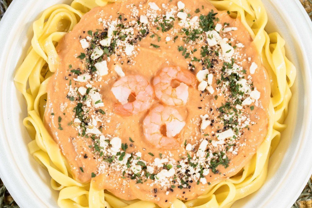 ファミリーマートの『鎌倉パスタ監修 生パスタ海老のトマトクリーム』