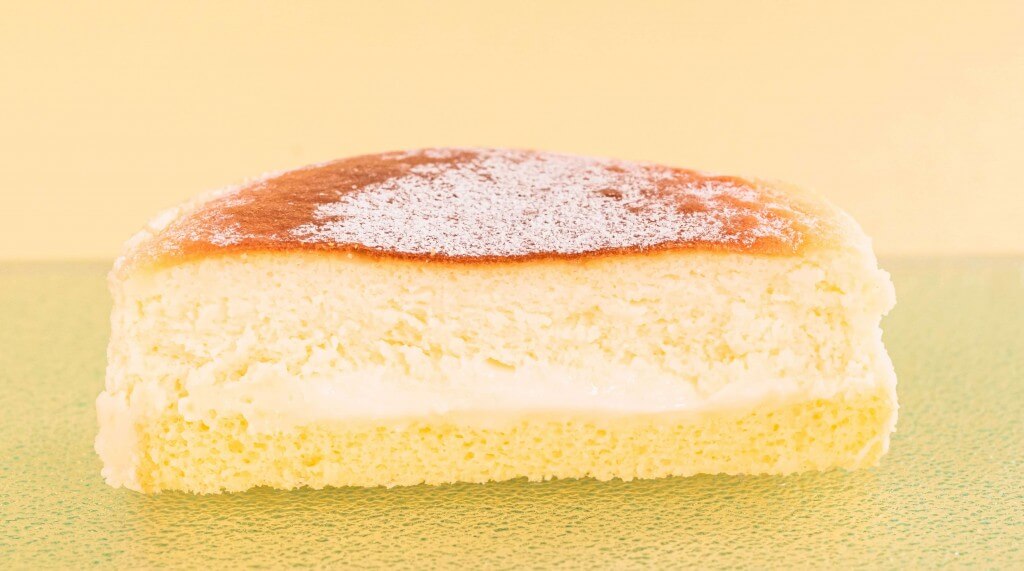 ファミリーマートの『ふわしゅわ半熟スフレ(のび~るチーズソース入り)』-断面
