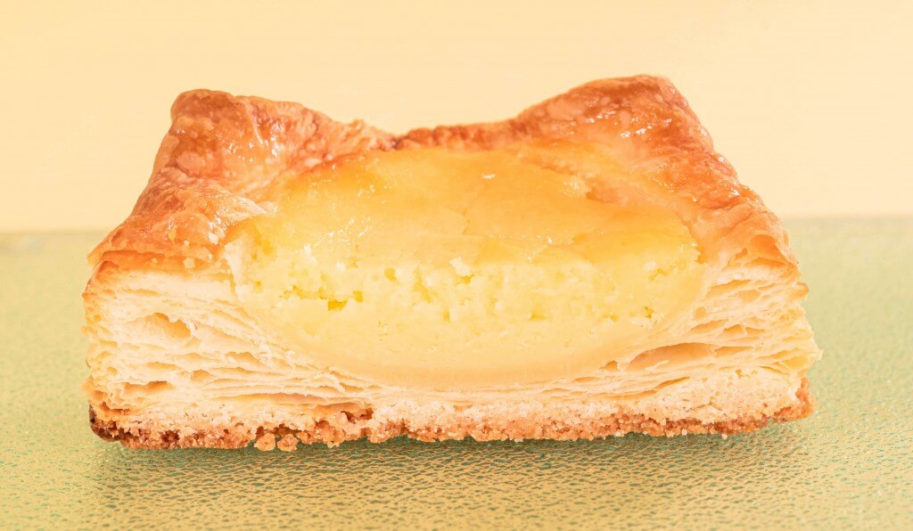 ファミリーマートの『チーズケーキタルトデニッシュ』-断面