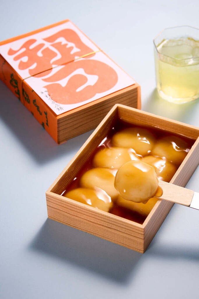 北海道神宮の境内にある神宮茶屋にて特製みたらし餡たっぷりな『朔日