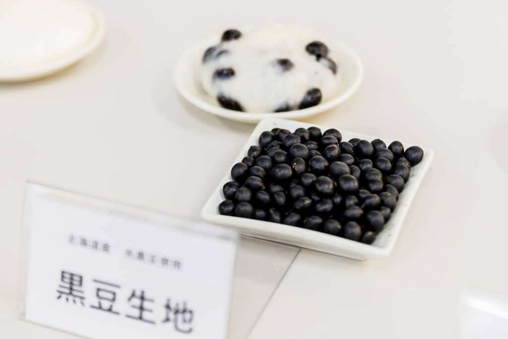 ミルクランド北海道×サザエ食品株式会社の『モ～モ～豆大福』-餅から覗く黒豆がまるで牛の模様みたい