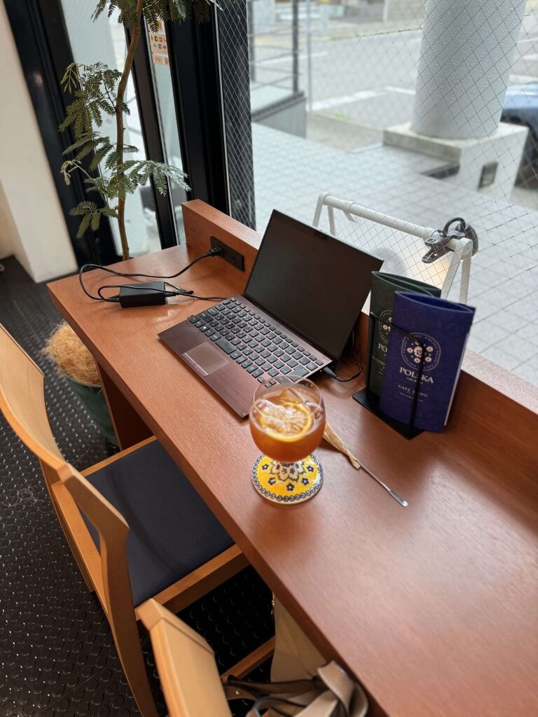 cafe&bar POLSKA(ポルスカ)-電源のあるカウンター席