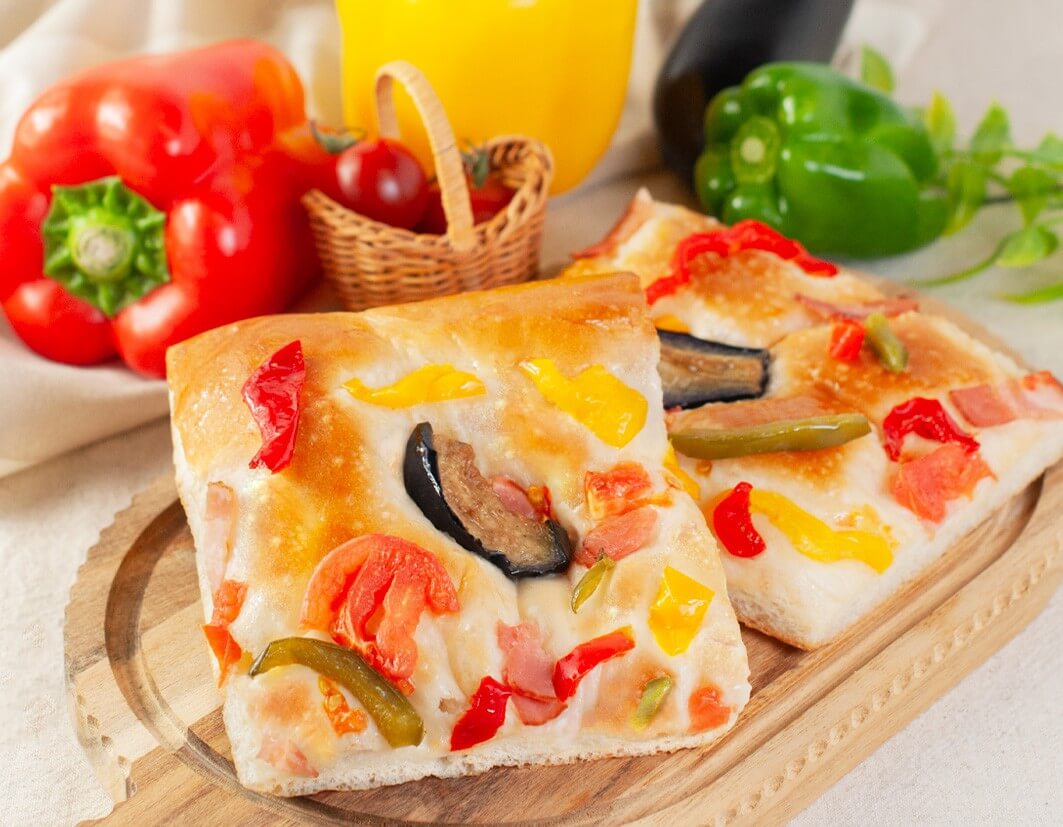 ペンギンベーカリーの『夏野菜の彩りフォカッチャ』