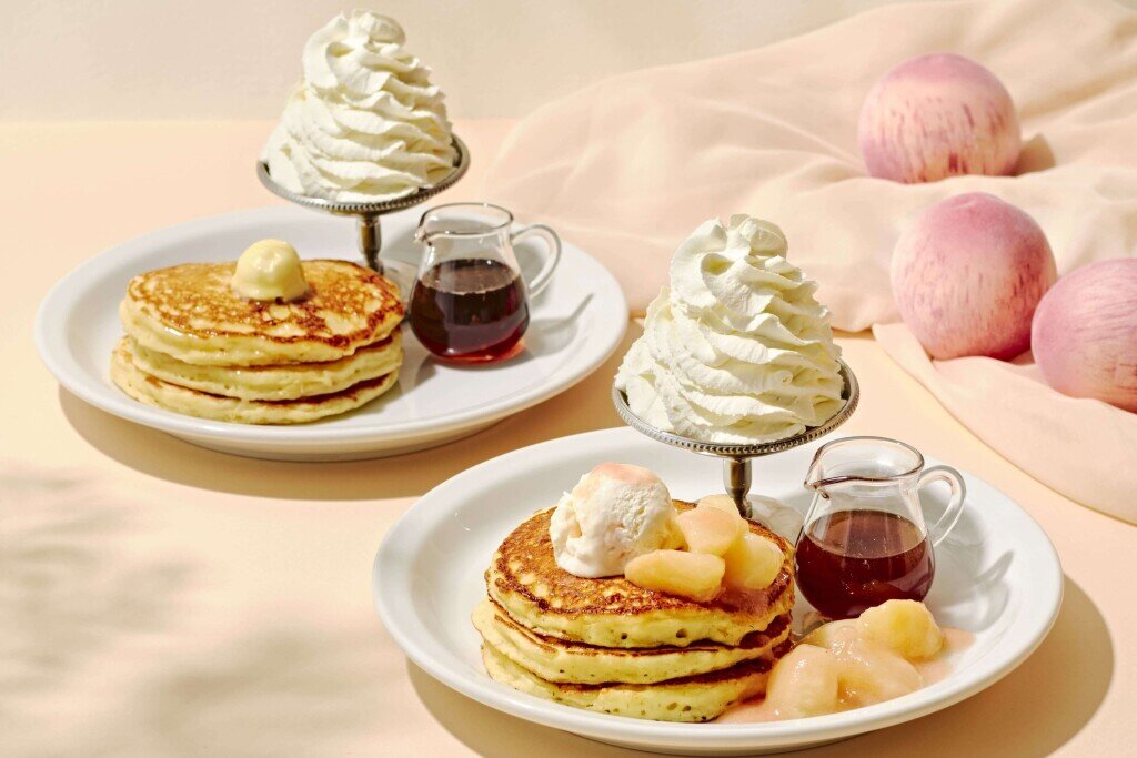 J.S. PANCAKE CAFEの『白桃クラシックパンケーキ』