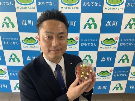 セブン‐イレブン・ジャパンの『北海道森町産トマトとパスタのカプレーゼ仕立て』-北海道森町　岡嶋町長
