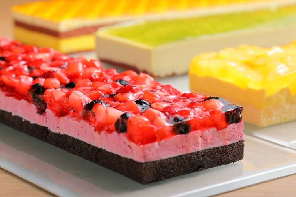 ホテルグレイスリー札幌の『初夏のメロンと彩りランチ&スイーツビュッフェ』-好きなサイズにカットできるケーキ
