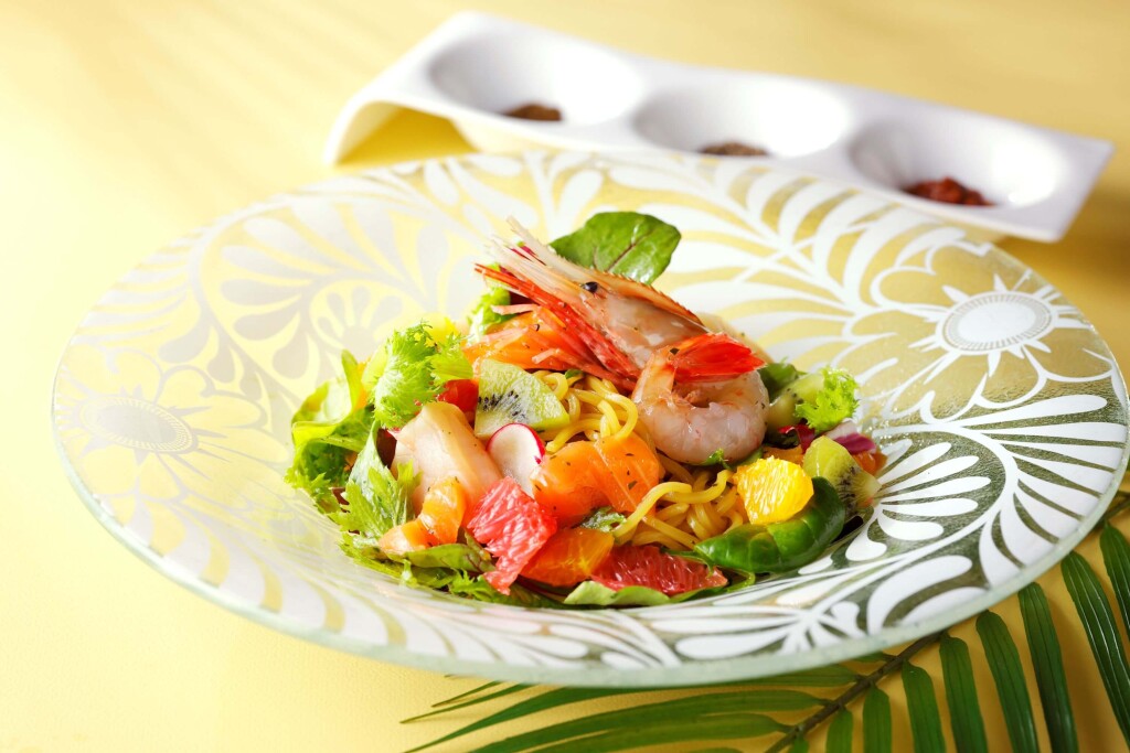 JRタワーホテル日航札幌の『Fruit & Spice Voyage』-海鮮入り冷やし麺～スパイス風味のフルーツサラダ仕立て～