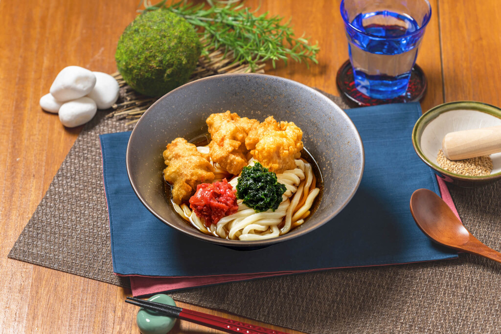 山下本気うどんの『梅と青海苔の鶏天ぶっかけうどん』