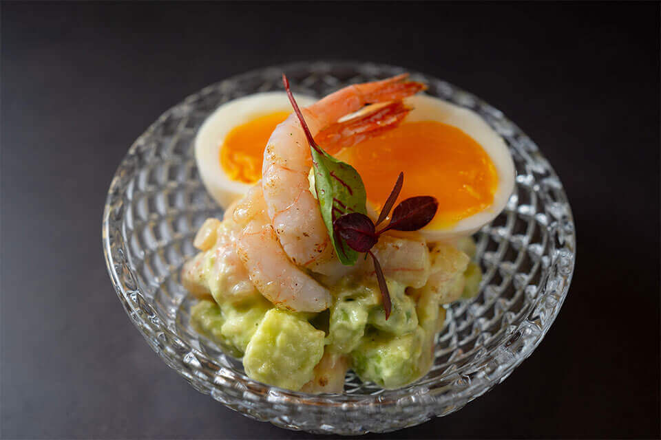 SAPPORO STREAM HOTEL 7階「BAR & GRILL Splish」の『室内ビアフェス』-甘えびとアボカドのタルタル 半熟卵のグレック添え