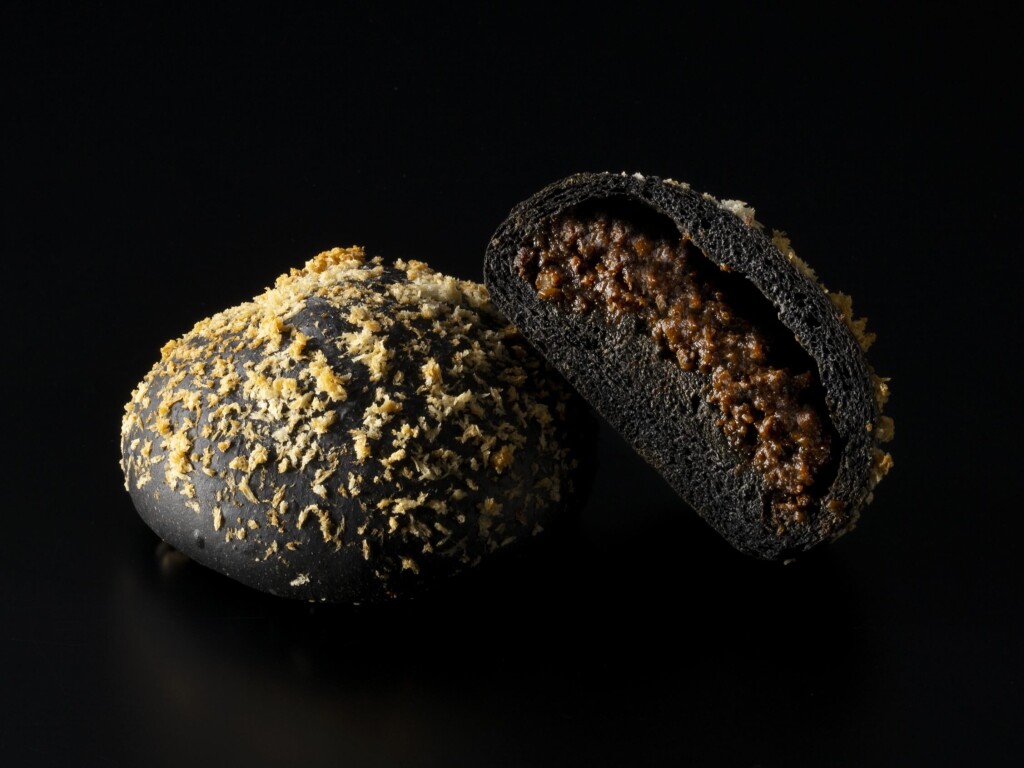 札幌グランドホテルの『華麗なるシェフのカレーパン』-ふらの和牛のブラックカレーパン