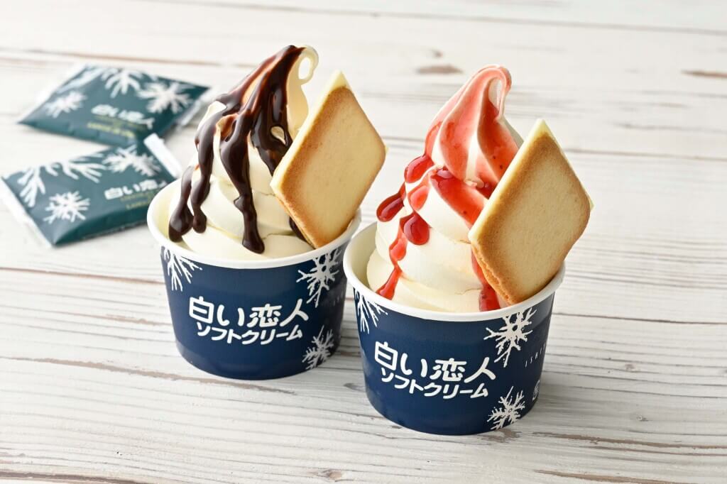 白い恋人 Akarenga sweets laboの『白い恋人トッピングソフトクリーム（チョコレート／ストロベリー）』