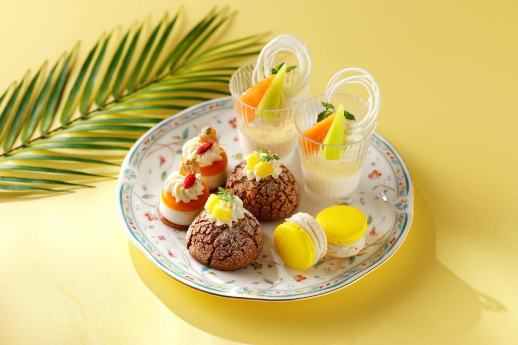 JRタワーホテル日航札幌の『Fruit & Spice Voyage』-フルーツ＆スパイス　アフタヌーンティーセット(1段目スイーツプレート)