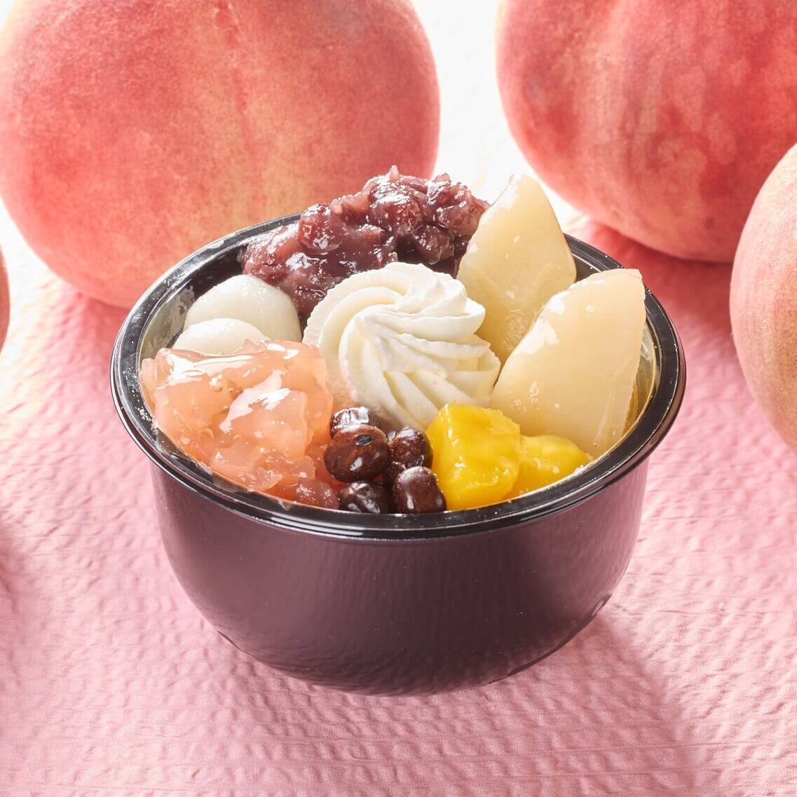シャトレーゼの『和涼白桃クリームあんみつ』
