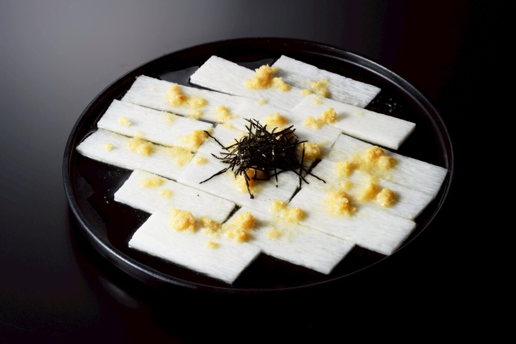 牛羊亭の『道産長芋と山ワサビのカルパッチョ風～昆布出汁漬け～』