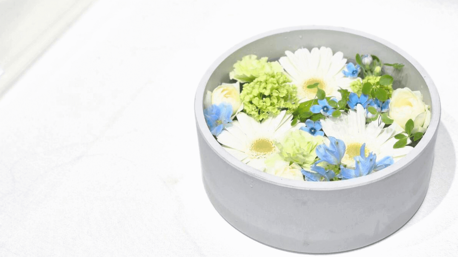 フラワーショップいしざかの『自宅でできる花手水キット』-白・青系で涼やかな雰囲気