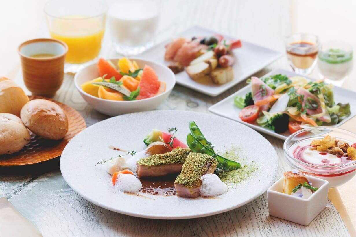 THE KNOT SAPPORO(ザ ノット 札幌)の『選べる、彩る、ビストロノミー モーニング at THE KNOT』-知床鶏の香草パン粉焼き ～シェリービネガーソース～