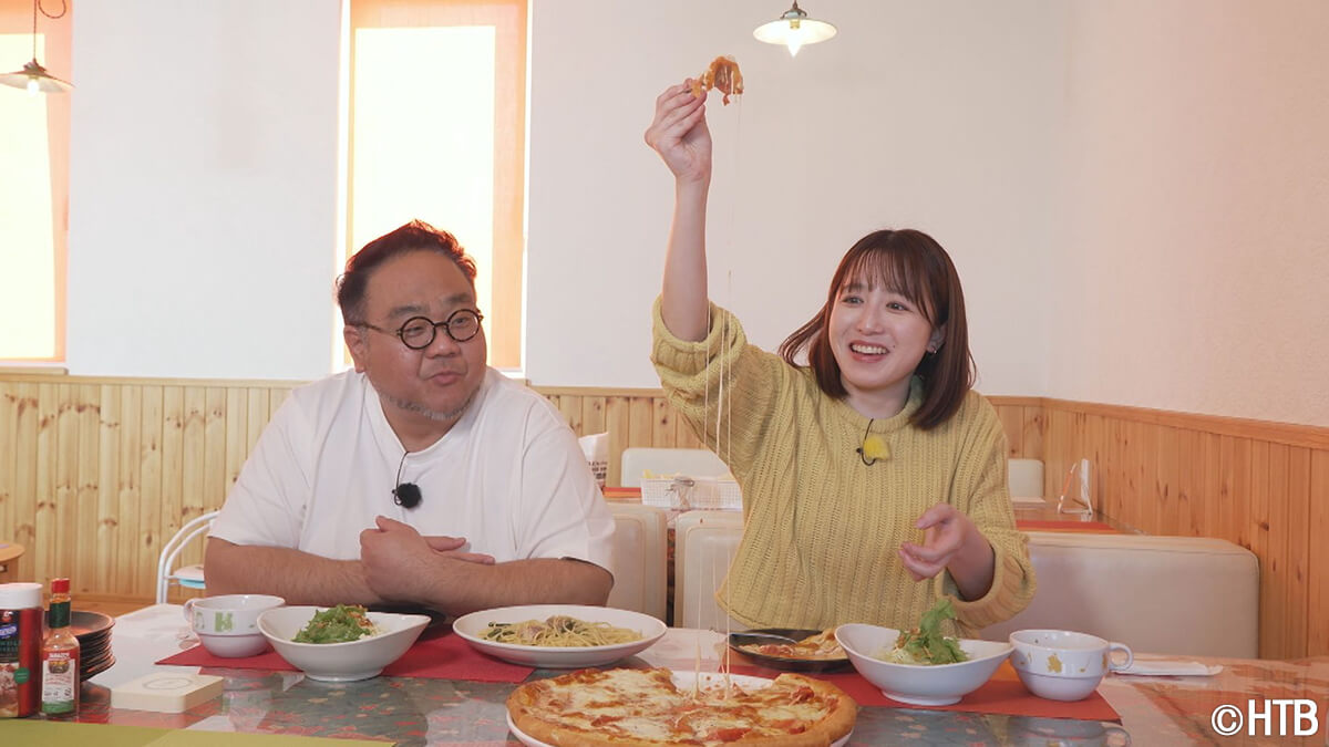 左から オクラホマ河野真也、福地妃菜美アナウンサー(C)HTB