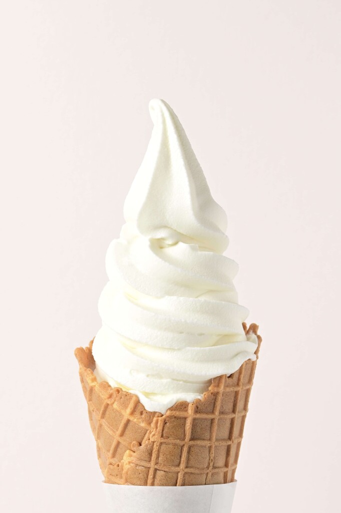 ミルク＆パフェ よつ葉ホワイトコージ「ソフトクリーム バニラ ワッフルコーン」