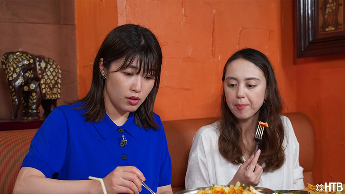 左から 室岡里美アナウンサー、土屋まりアナウンサー(C)HTB