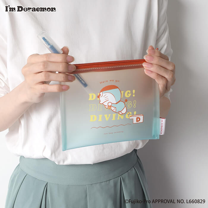 I'm Doraemonシリーズ ポップアップストア『スポーツを楽しむドラえもんのアートを使用したグッズ』-グラデーションフラットポーチ