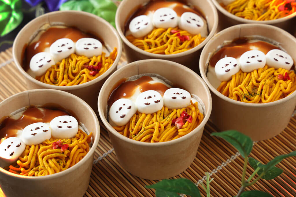 食べレア北海道の『かぼちゃと焦がしキャラメルのカップシフォン焼きそばシマエナガ』