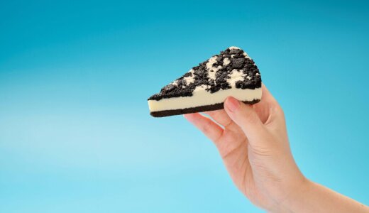 セブン‐イレブンの片手で食べられる「かじるスイーツ」シリーズから『クッキークリームケーキ』『ベイクドチーズケーキ』が8月12日(火)より順次発売！