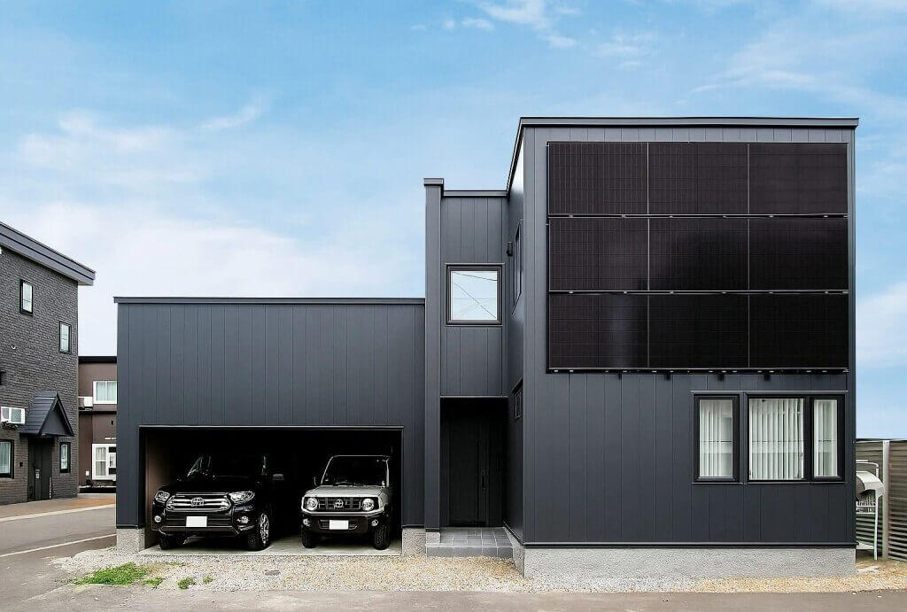 ジョイフルホームの常設型GX住宅モデルハウス-壁面に9枚の太陽光パネルを搭載し精悍な外観の【北郷 常設モデルハウス】