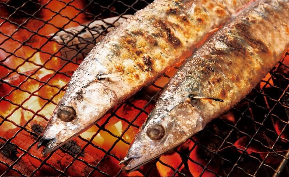 ⼤⼾屋の『生さんまの炭火焼き』-港から市場を通さず産地直送