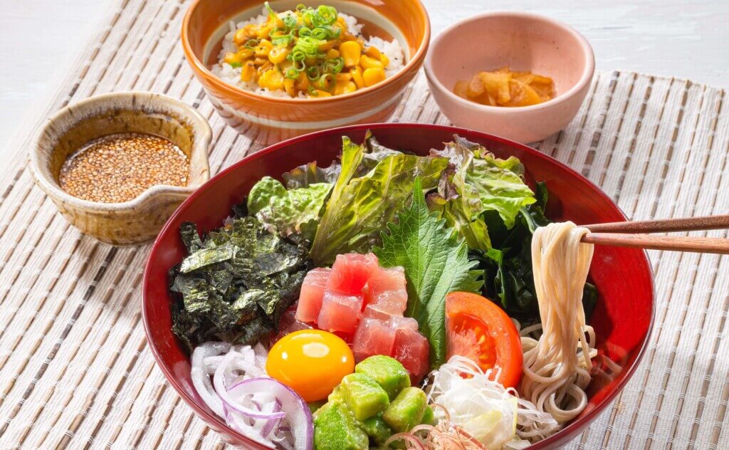 大戸屋の『南国キッチン』-ピリ辛ポキサラダ蕎麦とバター醤油のもろこしご飯