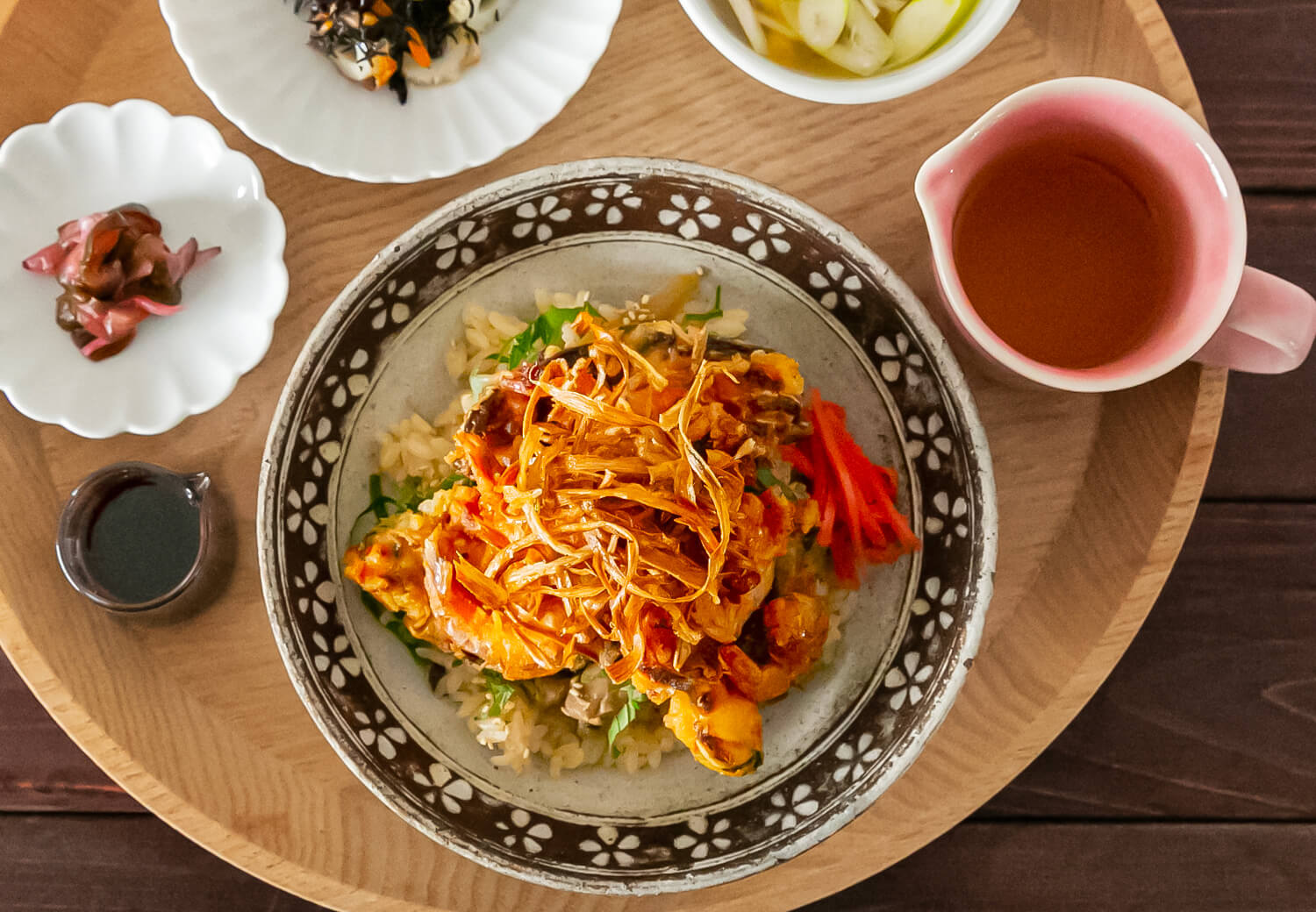 ゆとりの空間の『鶏ごぼうごはんとエビのかき揚げ丼』